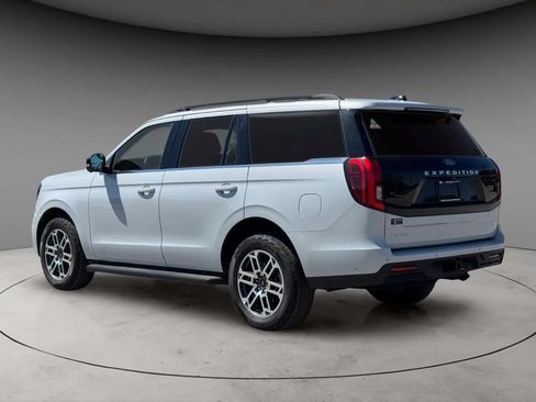 Used 2025 Ford Expedition Active AWD/4WD image 3