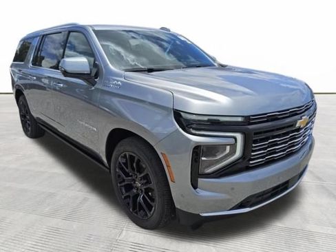 Used 2025 Chevrolet Suburban High Country AWD/4WD image 3
