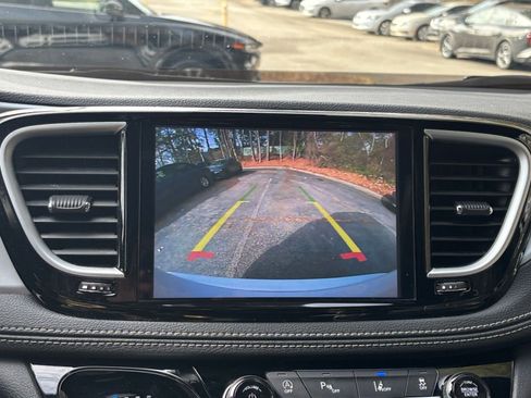 Used 2025 Chrysler Pacifica Limited image 17