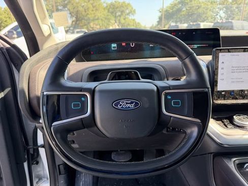 Used 2025 Ford Expedition Platinum w/ Platinum Ultimate Package AWD/4WD image 12