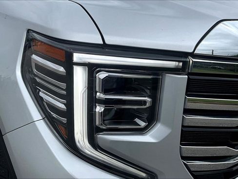 Used 2022 GMC Sierra 1500 SLT w/ X31 Off-Road Package AWD/4WD image 36