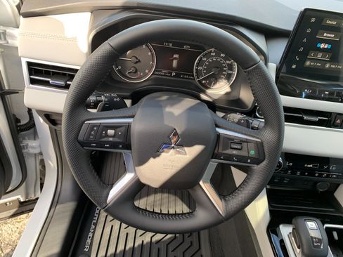 New 2025 Mitsubishi Outlander SE image 13