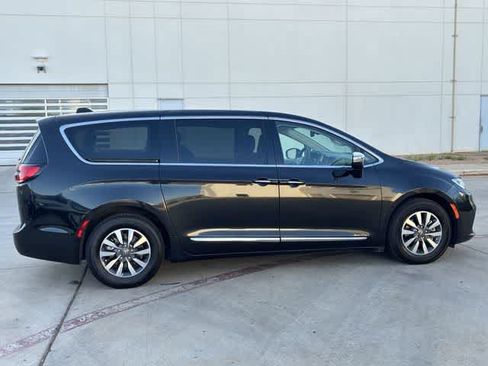 Used 2023 Chrysler Pacifica Limited FWD image 7