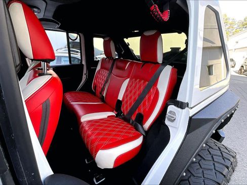 Used 2018 Jeep Wrangler Unlimited Sahara w/ Uconnect 4C Nav & Sound Group image 20