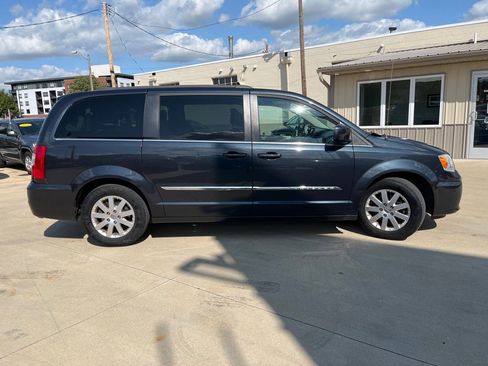 Used 2014 Chrysler Town & Country Touring image 4