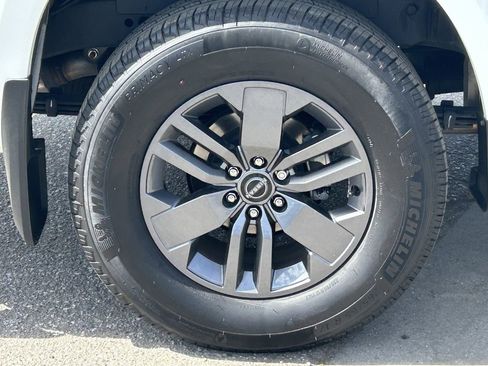 Certified 2025 Nissan Frontier SV w/ SV Convenience Package RWD image 8