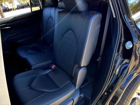 Used 2024 Toyota Highlander XLE image 19