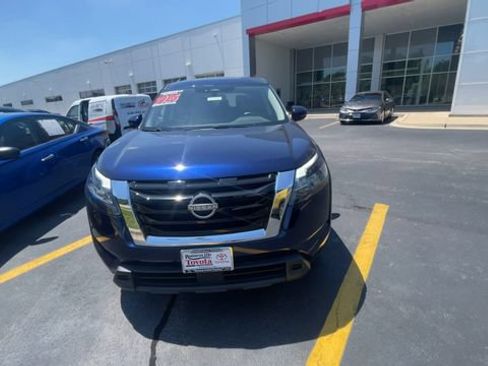 Used 2025 Nissan Pathfinder SV FWD image 5
