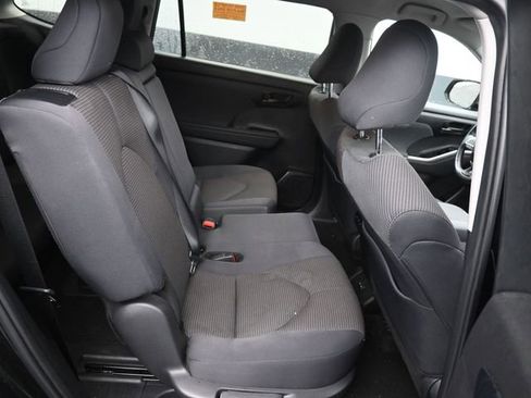 Used 2024 Toyota Highlander LE image 8