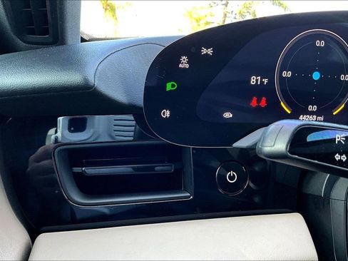 Used 2021 Porsche Taycan image 16