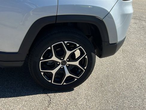 Used 2025 Jeep Compass Limited image 12