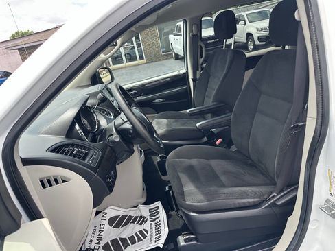 Used 2019 Dodge Grand Caravan SE w/ UConnect Hands-Free Group FWD image 11