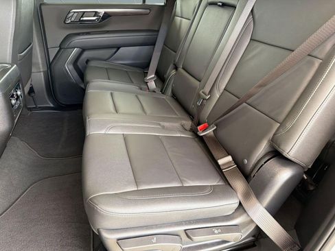 Used 2025 Chevrolet Suburban LT RWD image 14