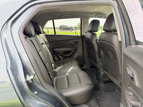 Used 2021 Chevrolet Trax LT w/ Premium Seat Package AWD/4WD image 9