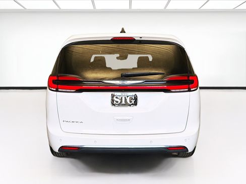 Used 2023 Chrysler Pacifica Touring-L image 5