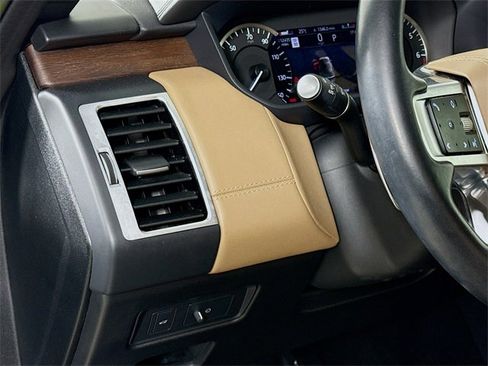 Used 2023 Land Rover Discovery Metropolitan Edition image 10