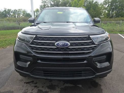 Used 2024 Ford Explorer XLT AWD/4WD image 3