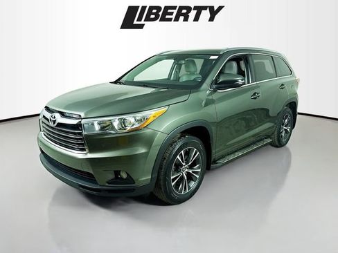 Used 2016 Toyota Highlander XLE image 3