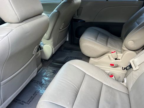 Used 2017 Toyota Sienna XLE Premium image 4