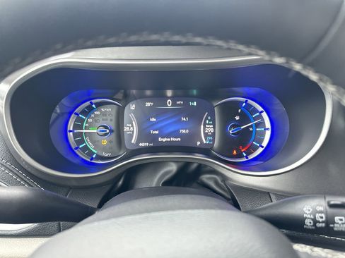 Used 2023 Chrysler Pacifica Touring-L FWD image 27