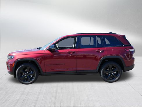 Used 2023 Jeep Grand Cherokee Limited w/ Black Appearance Package AWD/4WD image 4