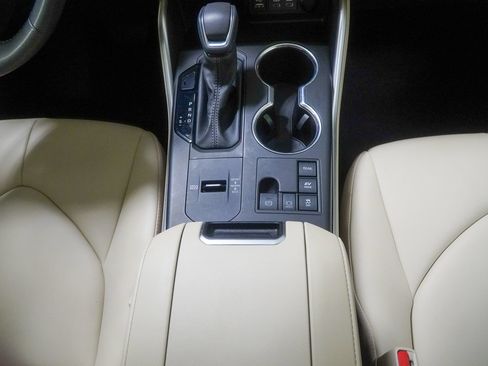 Used 2024 Toyota Highlander XLE AWD/4WD image 33