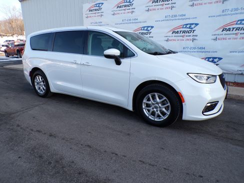 Used 2023 Chrysler Pacifica Touring-L image 3