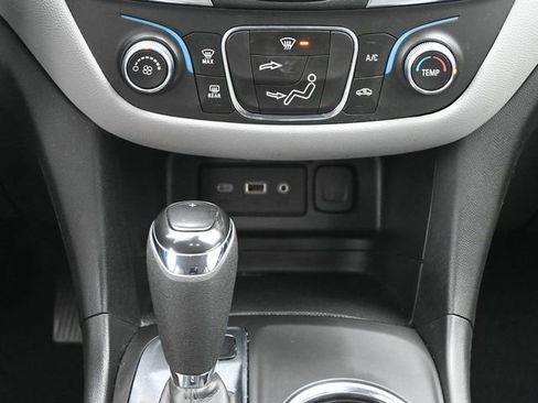 Used 2021 Chevrolet Equinox LS w/ LS Convenience Package image 16