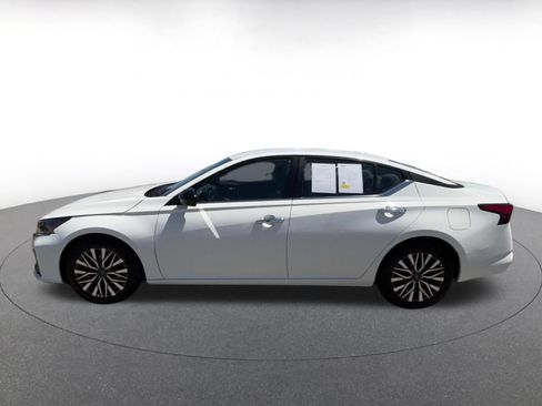 Used 2025 Nissan Altima 2.5 SV FWD image 9