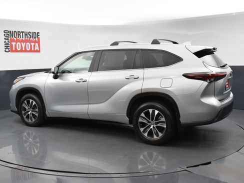 Used 2024 Toyota Highlander XLE AWD/4WD image 2