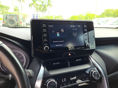 Used 2021 Toyota Venza LE image 15