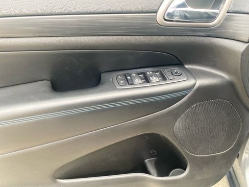 Used 2020 Jeep Grand Cherokee Laredo image 36