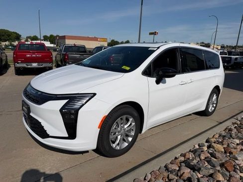 New 2027 Chrysler Pacifica Select FWD image 3