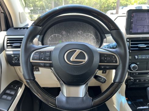 Used 2023 Lexus GX 460 Premium w/ Accessory Package AWD/4WD image 18
