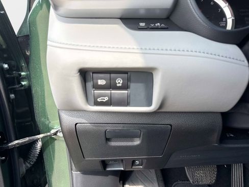 Used 2024 Toyota Highlander LE image 31