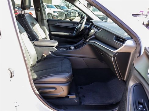 New 2025 Jeep Grand Cherokee L Altitude image 13