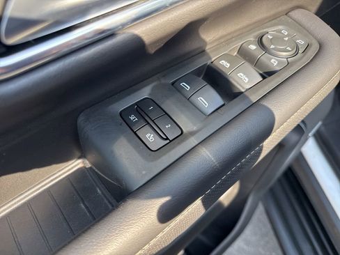 Used 2022 GMC Yukon XL SLT w/ SLT Premium Package image 11