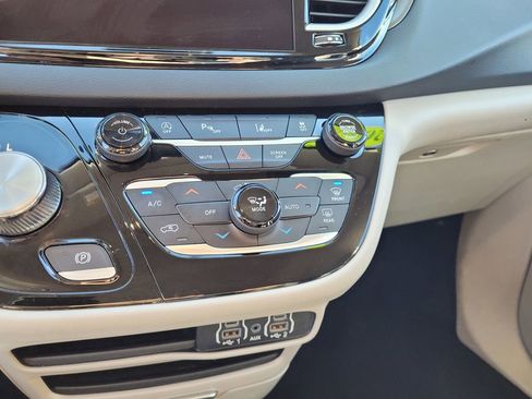 Used 2024 Chrysler Pacifica Touring-L FWD image 14