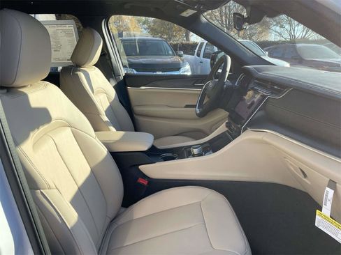 New 2025 Jeep Grand Cherokee Limited image 15