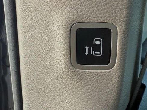 Used 2022 Chrysler Pacifica Touring-L AWD/4WD image 28