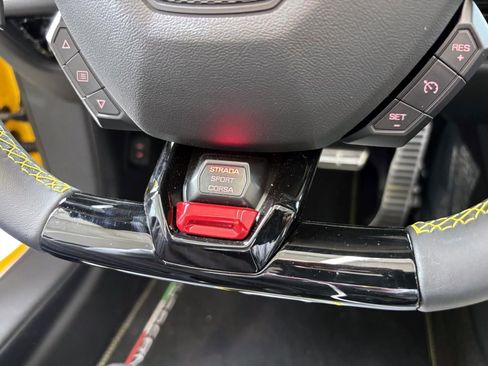 Used 2024 Lamborghini Huracan EVO image 38