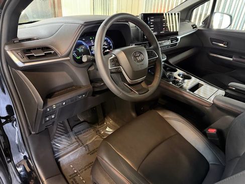 Used 2025 Toyota Sienna XSE AWD/4WD image 10