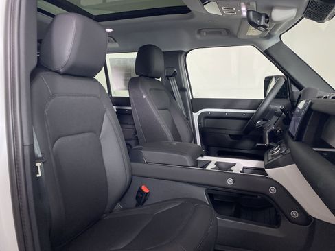 Used 2025 Land Rover Defender 110 S image 18