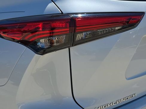 Used 2020 Toyota Highlander XLE AWD/4WD image 39