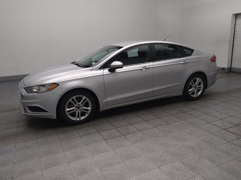 Used 2018 Ford Fusion SE w/ Fusion SE Technology Package FWD image 2
