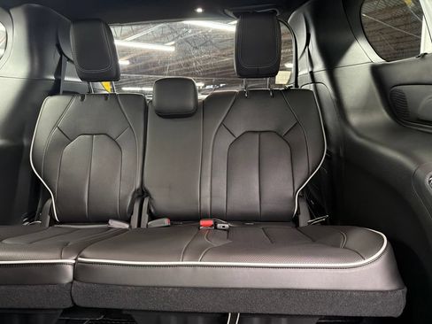 New 2027 Chrysler Pacifica Limited AWD/4WD image 15