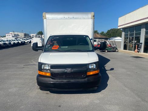 Used 2017 Chevrolet Express 4500 Extended RWD image 2