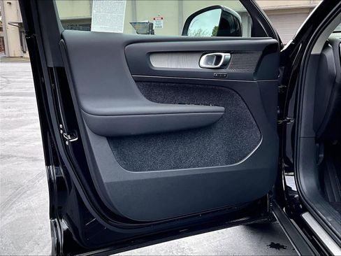 New 2026 Volvo XC40 B4 Core w/ Climate Package image 24