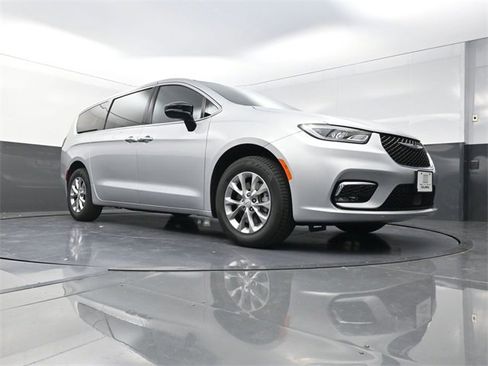New 2026 Chrysler Pacifica Select image 17