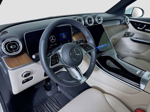 Used 2025 Mercedes-Benz GLC 300 4MATIC image 9